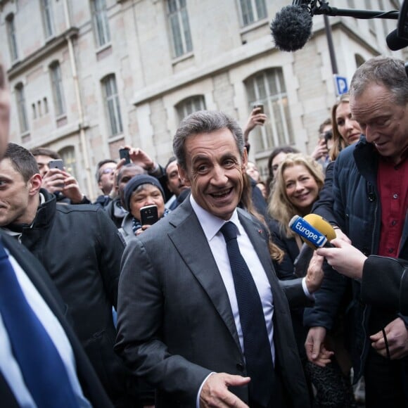 Semi Exclusif - Nicolas Sarkozy dédicace son livre La France pour la vie à la librairie Lamartine à Paris le 29 janvier 2016 © Cyril Moreau