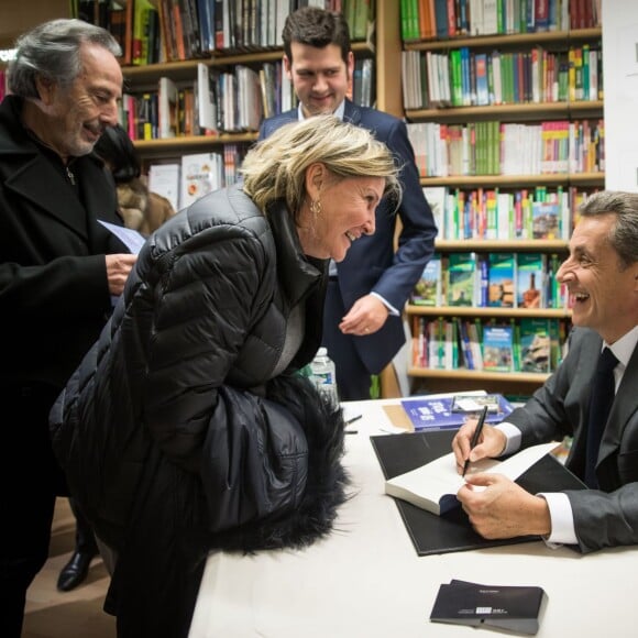 Semi Exclusif - Nicolas Sarkozy dédicace son livre La France pour la vie à Anna Sindres de l'Institut Carlota et à Christian Mahout, à la librairie Lamartine à Paris le 29 janvier 2016 © Cyril Moreau