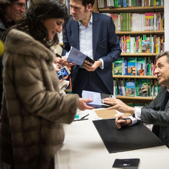 Semi Exclusif - Nicolas Sarkozy dédicace son livre La France pour la vie à la librairie Lamartine à Paris le 29 janvier 2016 © Cyril Moreau