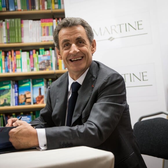 Semi Exclusif - Nicolas Sarkozy dédicace son livre La France pour la vie à la librairie Lamartine à Paris le 29 janvier 2016 © Cyril Moreau