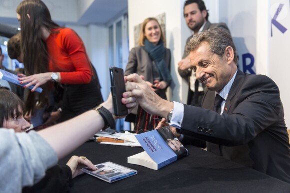 Nicolas Sarkozy dédicace son livre La France pour la vie à la Librairie Internationale Kléber à Strasbourg le 26 janvier 2016 © Jean-François Badias