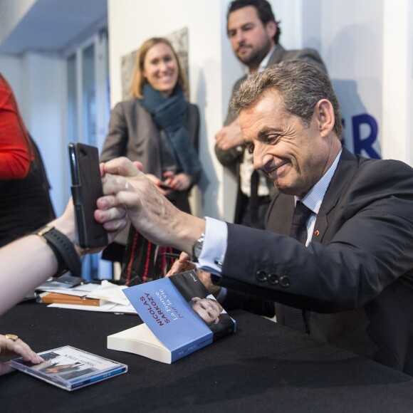 Nicolas Sarkozy dédicace son livre La France pour la vie à la Librairie Internationale Kléber à Strasbourg le 26 janvier 2016 © Jean-François Badias