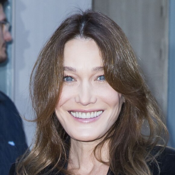 Carla Bruni-Sarkozy au défilé de mode Haute-Couture "Schiaparelli", collection printemps-été 2016, à Paris le 25 janvier 2016