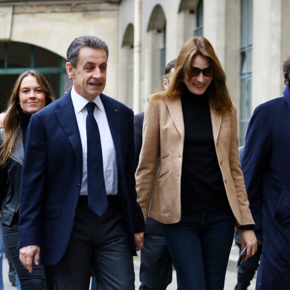 Nicolas Sarkozy et sa femme Carla Bruni-Sarkozy vont voter au lycée Jean de la Fontaine dans le 16e arrondissement de Paris pour le second tour des élections régionales, le 13 décembre 2015 © Pool