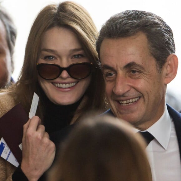 Nicolas Sarkozy et sa femme Carla Bruni-Sarkozy vont voter au lycée Jean de la Fontaine dans le 16e arrondissement de Paris pour le second tour des élections régionales, le 13 décembre 2015 © Pool