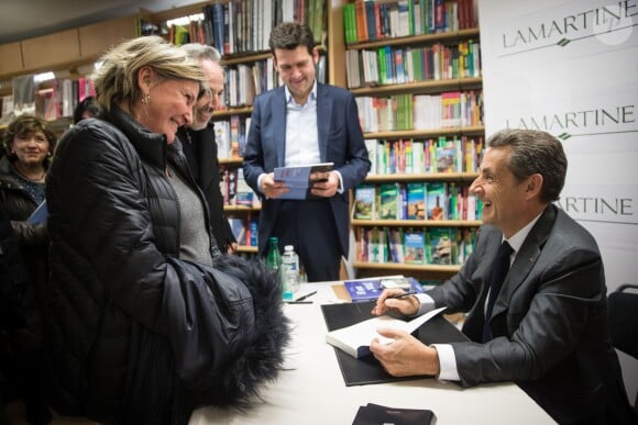 Semi Exclusif - Nicolas Sarkozy dédicace son livre La France pour la vie à Anna Sindres de l'institut Carlota à la librairie Lamartine à Paris le 29 janvier 2016 © Cyril Moreau