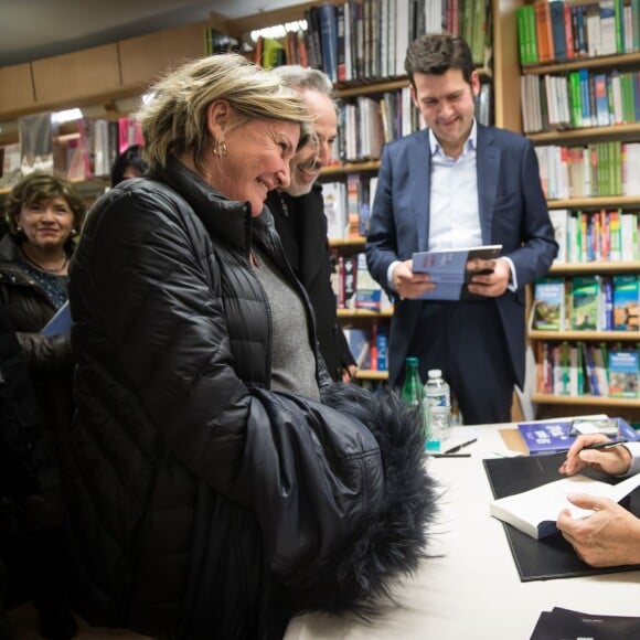 Semi Exclusif - Nicolas Sarkozy dédicace son livre La France pour la vie à Anna Sindres de l'institut Carlota à la librairie Lamartine à Paris le 29 janvier 2016 © Cyril Moreau