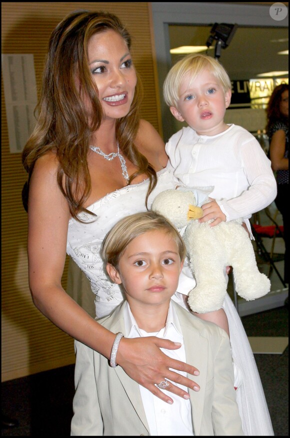 Orianne Collins avec ses enfants Matthew et Nicholas lors de la soirée de bienfaisance de la fondation Little Dreams à Lausanne, le 26 avril 2007