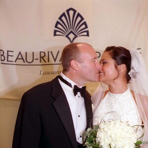 Phil Collins à l'hôtel Beau-Rivage de Lausanne en Suisse lors de leur mariage, le 25 juillet 1999