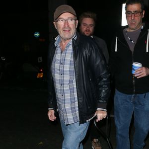 Phil Collins se rend dans les studios de la BBC radio à l'aide d'une canne à Londres le 28 janvier 2016