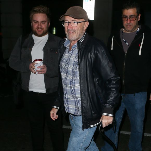 Phil Collins, avec une canne, se rend dans les studios de la BBC radio à Londres le 28 janvier 2016