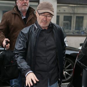 Phil Collins, avec une canne, aux studios de la BBC Radio Two à Londres, le 26 janvier 2016