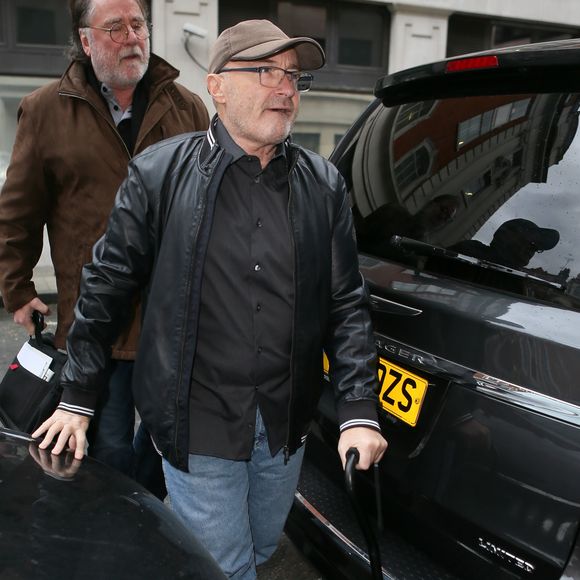 Phil Collins, armé d'une canne, aux studios de la BBC Radio Two à Londres, le 26 janvier 2016