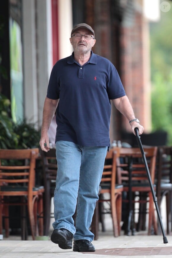 Exclusif - Phil Collins s'aidant d'une canne à Miami, le 21 janvier 2016 © CPA