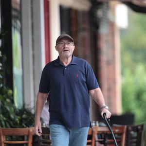 Exclusif - Phil Collins marche à l'aide d'une canne à Miami, le 21 janvier 2016 © CPA