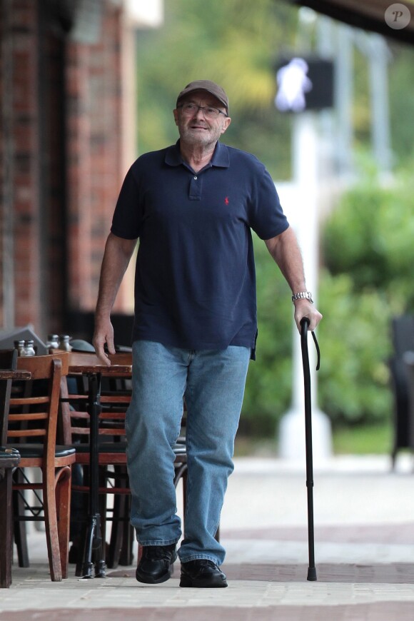 Exclusif - Phil Collins, marchant à l'aide d'une canne à Miami, le 21 janvier 2016 © CPA
