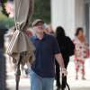 Exclusif - Phil Collins marche à l'aide d'une canne à Miami, le 21 janvier 2016 © CPA