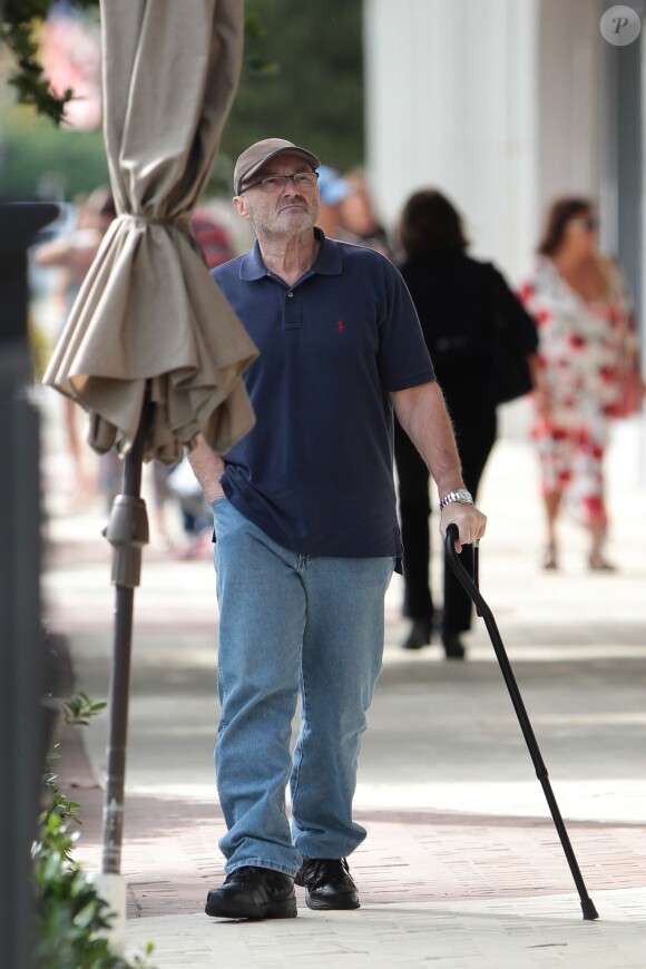 Exclusif - Phil Collins marche à l'aide d'une canne à Miami, le 21 janvier 2016 © CPA