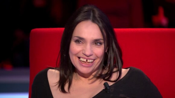 Bétarice Dalle parle de nécrophagie dans Le divan de Marc-Olivier Fogiel, le 2 février 2016 sur France 3.
