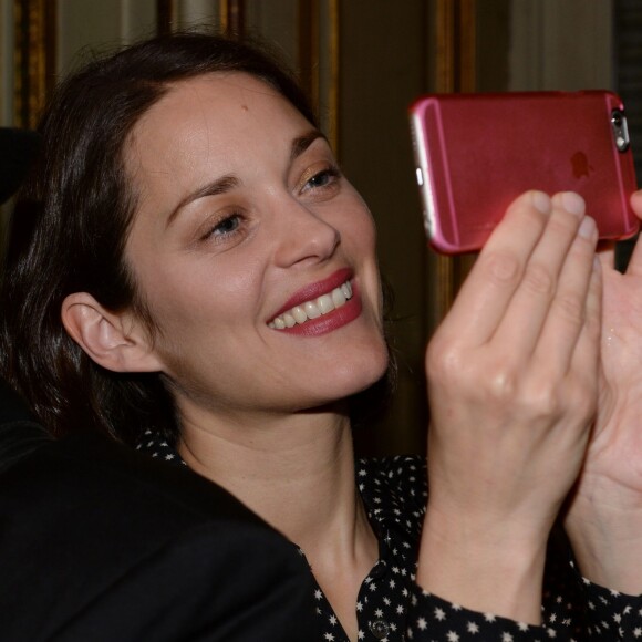 Marion Cotillard - Inauguration du projet "1 Heart 1 Tree" qui illumine la Tour Eiffel lors de la COP21 à la Fondation Mona Bismarck à Paris le 29 novembre 2015. © Rachid Bellak/Bestimage