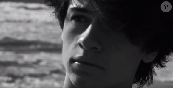 Dylan Lee, le fils de Pamela Anderson et Tommy Lee est la nouvelle recrue de la maison Yves Saint Laurent, actuellement dirigée par Heidi Slimane. Le jeune homme de 18 ans a réalisé un shooting photo et vidéo pour assumer la promotion de leur défilé à venir, organisé le 10 février 2016 à Los Angeles, au Hollywood Paladium. Image extraite d'une vidéo publiée sur Youtube, le 1er février 2016.