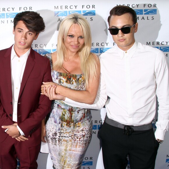 Pamela Anderson et ses fils Dylan Jagger Lee, Brandon Thomas Lee - Tapis rouge du " Mercy for Animals Hidden Heroes Gala 2015 " à Los Angeles Le 29 Août 2015