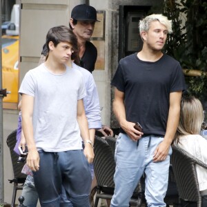 Exclusif - Tommy Lee déjeune avec sa fiancée Sofia Toufa et son fils Dylan Jagger Lee au "Cafe Boulud" sur Madison Avenue à New York, le 13 août 2015.