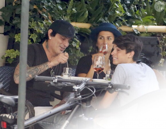 Exclusif - Tommy Lee déjeune avec sa fiancée Sofia Toufa et son fils Dylan Jagger Lee au "Cafe Boulud" sur Madison Avenue à New York, le 13 août 2015