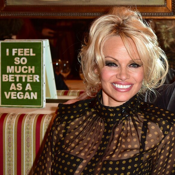 Exclusif - Prix Spécial - Pamela Anderson - Pamela Anderson dîne au restaurant Casa Di Delfo après son discours à l'Assemblée Nationale contre le gavage des oies, à Paris, le 19 janvier 2016. L'actrice américaine est venue soutenir la présentation d'une proposition de loi écologiste sur le gavage d'animaux pour la production de foie gras. © Giancarlo Gorassini/Bestimage