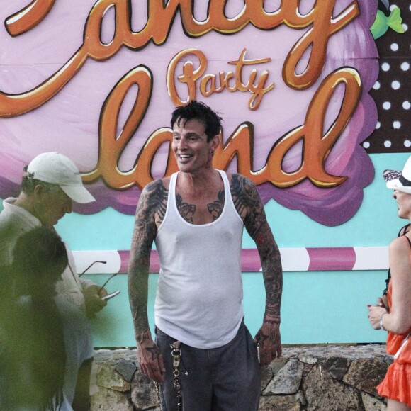 Exclusif - Tommy Lee et sa compagne Sofia Toufa profitent de leurs vacances à Saint-Barthélemy. Le couple a fait la fête au Nikki Beach....alcool et musique au programme. Le 5 avril 2015