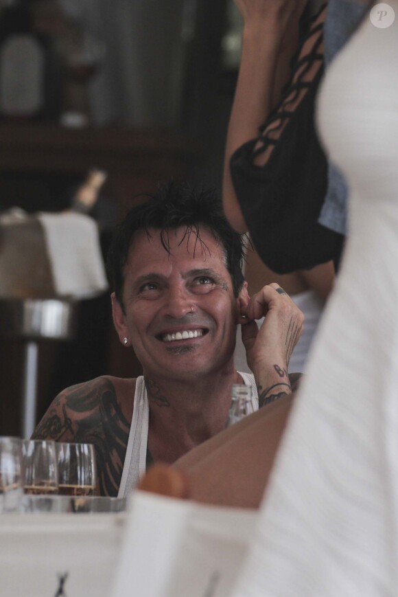 Exclusif - Tommy Lee et sa compagne Sofia Toufa profitent de leurs vacances à Saint-Barthélemy. Le couple a fait la fête au Nikki Beach....alcool et musique au programme. Le 5 avril 2015