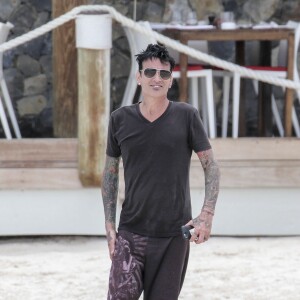 Exclusif - Tommy Lee et sa compagne Sofia Toufa profitent de leurs vacances à Saint-Barthélemy. Le couple a fait la fête au Nikki Beach....alcool et musique au programme. Le 5 avril 2015