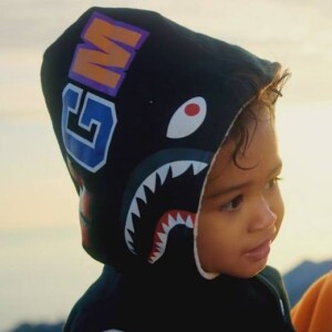 Chris Brown et sa fille Royalty dans le clip de la chanson "Little More". Décembre 2015.