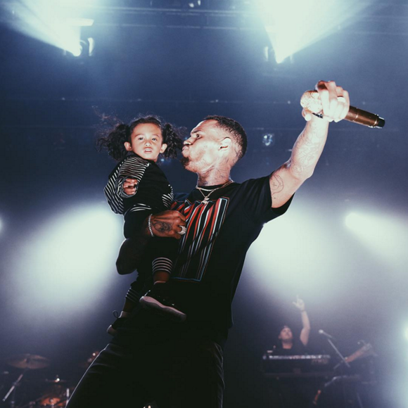 Chris Brown et sa fille Royalty sur scène.
