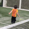 Milan fait du tennis avec son père Gerard Piqué le 8 janvier 2016.
