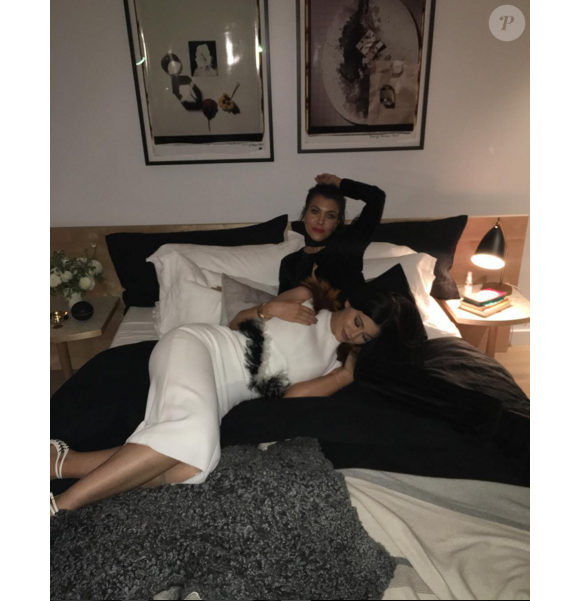 Kourtney Kardashian et Kylie Jenner, encore toutes habillées et prêtes à aller se coucher. Photo publiée le 4 février 2016.