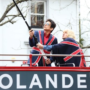 Ben Stiller, en costume façon drapeau anglais, et Owen Wilson, avec un poncho drapeau anglais aussi, refont la fameuse photo de l'album Abbey Road des Beatles à Londres, à l'occasion de la première du film "Zoolander 2". Le 4 février 2016