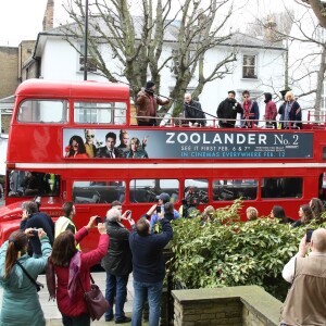 Ben Stiller, en costume façon drapeau anglais, et Owen Wilson, avec un poncho drapeau anglais aussi, refont la fameuse photo de l'album Abbey Road des Beatles à Londres, à l'occasion de la première du film "Zoolander 2". Le 4 février 2016