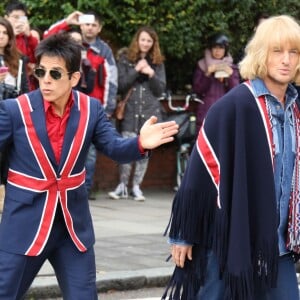 Ben Stiller, en costume façon drapeau anglais, et Owen Wilson, avec un poncho drapeau anglais aussi, refont la fameuse photo de l'album Abbey Road des Beatles à Londres, à l'occasion de la première du film "Zoolander 2". Le 4 février 2016