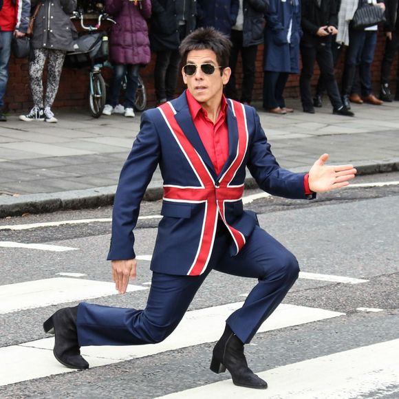 Ben Stiller, en costume façon drapeau anglais, et Owen Wilson, avec un poncho drapeau anglais aussi, refont la fameuse photo de l'album Abbey Road des Beatles à Londres, à l'occasion de la première du film "Zoolander 2". Le 4 février 2016