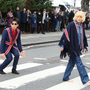 Ben Stiller, en costume façon drapeau anglais, et Owen Wilson, avec un poncho drapeau anglais aussi, refont la fameuse photo de l'album Abbey Road des Beatles à Londres, à l'occasion de la première du film "Zoolander 2". Le 4 février 2016