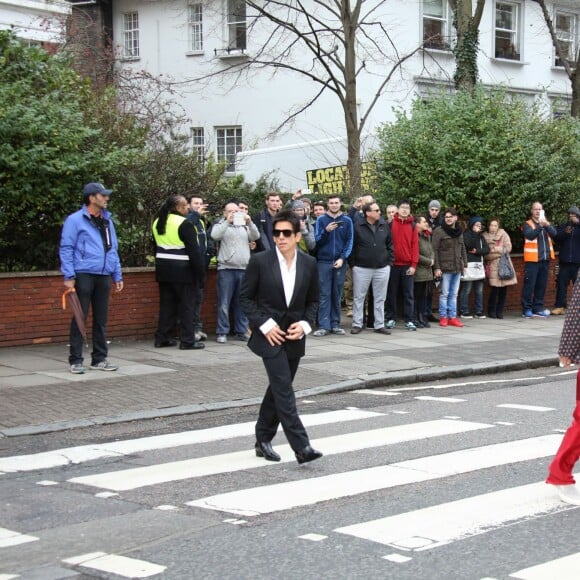 Ben Stiller, en costume façon drapeau anglais, et Owen Wilson, avec un poncho drapeau anglais aussi, refont la fameuse photo de l'album Abbey Road des Beatles à Londres, à l'occasion de la première du film "Zoolander 2". Le 4 février 2016