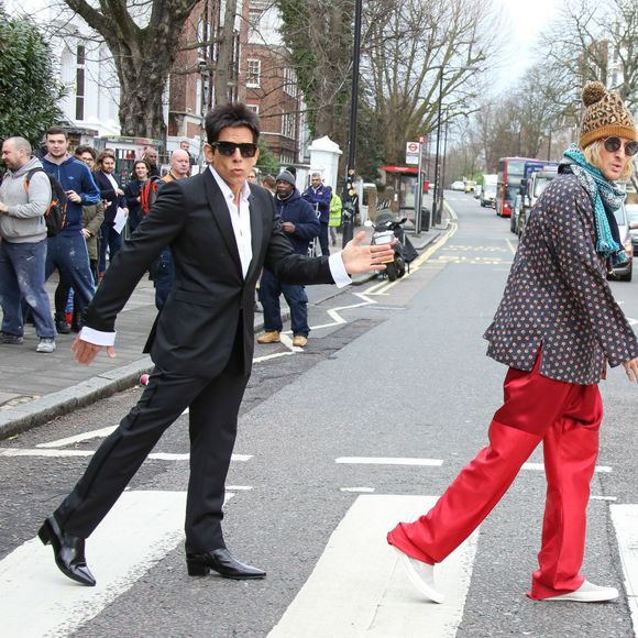 Ben Stiller, en costume façon drapeau anglais, et Owen Wilson, avec un poncho drapeau anglais aussi, refont la fameuse photo de l'album Abbey Road des Beatles à Londres, à l'occasion de la première du film "Zoolander 2". Le 4 février 2016