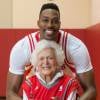 Barbara Bush et Dwight Howard, tendre duo pour une bonne action - Photo publiée le 3 février 2016