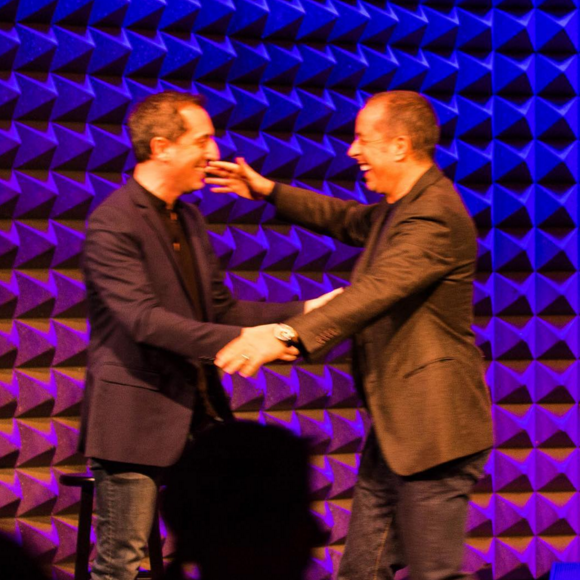 Gad Elmaleh heureux de voir Jerry Seinfeld faire la première partie de son spectacle "Oh my Gad", à New York. Le 5 février 2016.