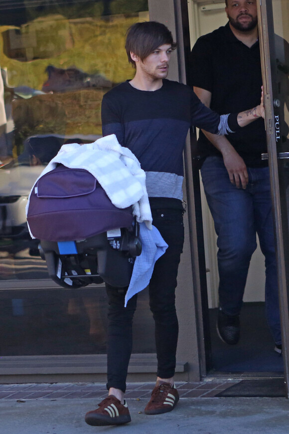 Exclusif -  Louis Tomlinson et Briana Jungwirth emmènent leur bébé pour la première fois chez le pédiatre à Los Angeles, le 26 janvier 2016.