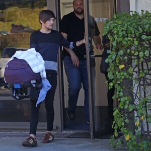 Exclusif -  Louis Tomlinson et Briana Jungwirth emmènent leur bébé pour la première fois chez le pédiatre à Los Angeles, le 26 janvier 2016.