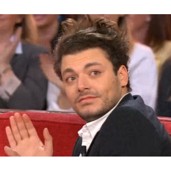 Kev Adams ému par sa mère dans "Vivenement dimanche" sur France 2, le 7 février 2016.