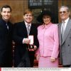 Elton John et David Furnish au côté de Sheila et Fred Fairebrother devant Buckingham Palace le 29 janvier 2003