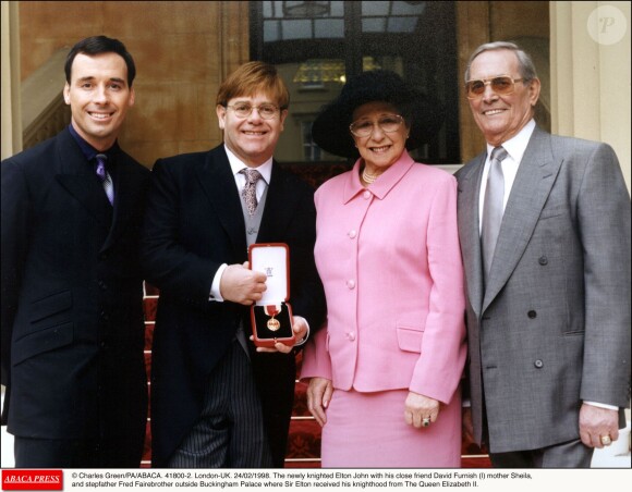 Elton John et David Furnish au côté de Sheila et Fred Fairebrother devant Buckingham Palace le 29 janvier 2003